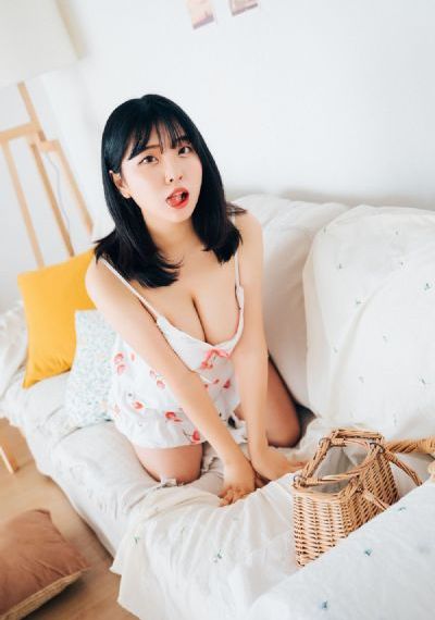 女生叉开腿让男生C_1080高清完整版